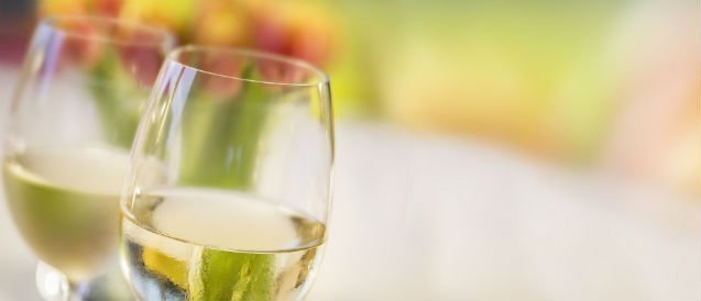 Der Alkoholgehalt von Weißwein liegt zwischen 9 und 13 %.